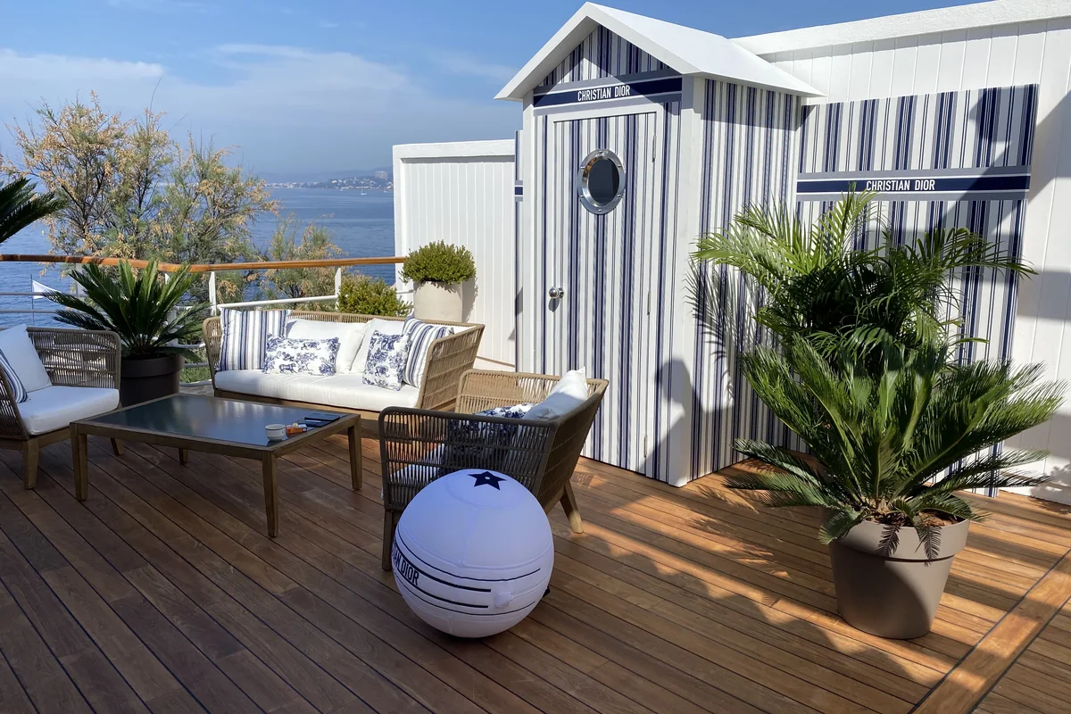 Terrasse événementielle végétalisée avec palmiers en pots