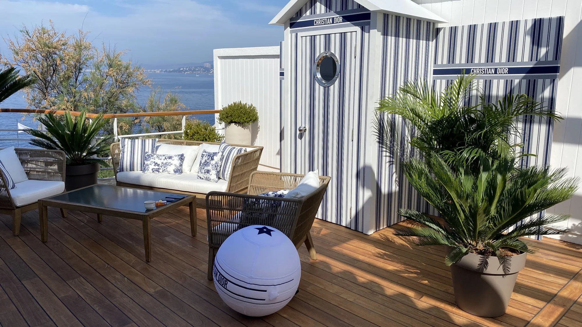 Décor végétal avec palmiers sur une terrasse événementielle en bord de mer