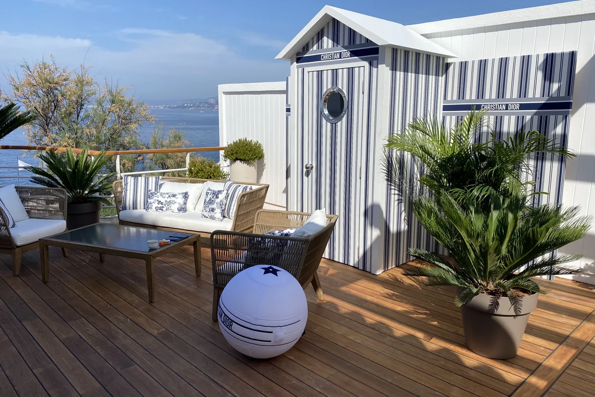 Décor végétal de terrasse avec vue sur la Méditerranée