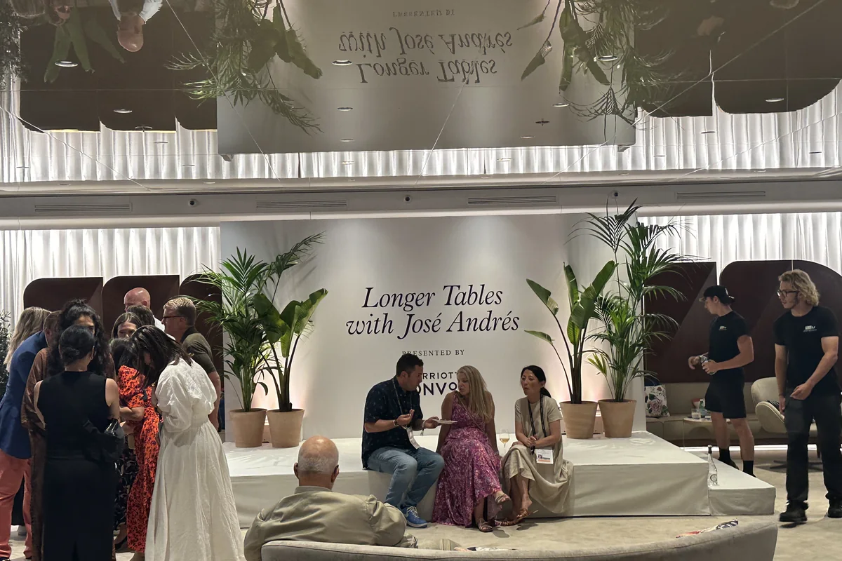 Décor végétal avec palmiers lors d’un événement professionnel